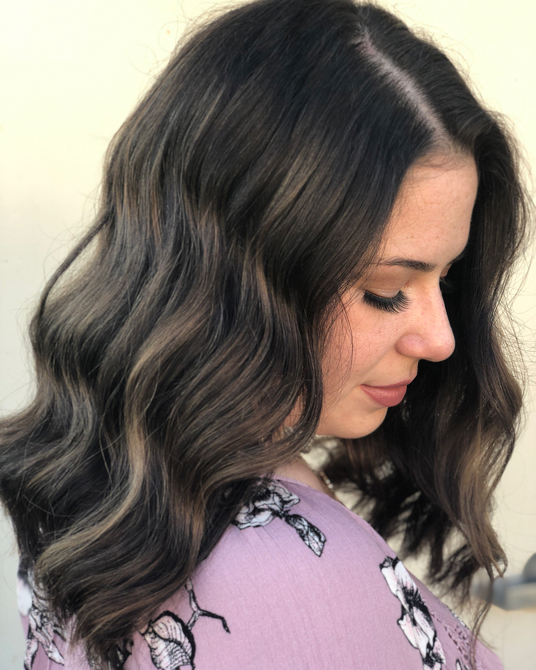 Balayage first timer. Welcome to the club. .
.
.
#salon860west #hairbybrittneydubia #balayage #balayagedandpainted #blayagehighlights #firsttimer #subltebalayage #naturalhair #matrix #matrixcolorsync #colorsync #matrixmasterlight #masterlight #orangcounty #brea #hairpainting #olaplex #hairinspiration #hairinspo #haircolor #hairstylist #beachwaves