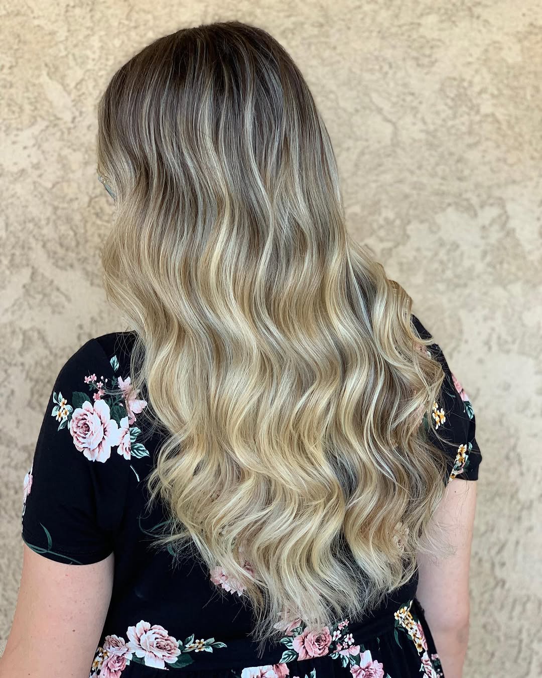 Hello summer ☀️
.
.
.
#salonmidori #hairbybrittneydubia #blondebombshell #blondehair #blonde #balayage #balayagedandpainted #paintedhair #summerhair #summervibes  #hairstyles #beachwaves #hairgoals #matrix #unitehair #unite #fullerton #orangecounty