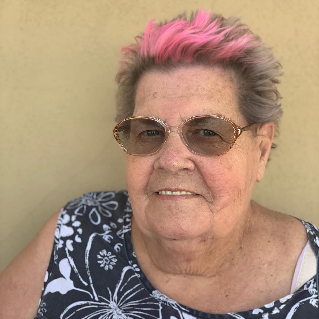 The Queen of Sass 👑 
.
.
.
#hairbybrittneydubia #salonmidori #pinkhair #breastcancerawarenessmonth #savethetatas #thinkpink #cancersucks #shothair #sassy #queenofsass #unitehair #pravanavivids #pravananeon