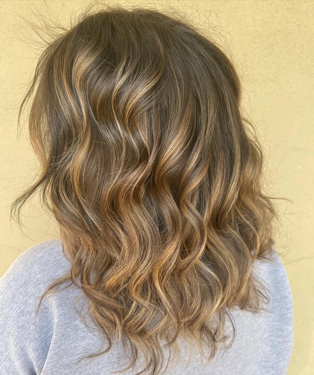 Sun kissed ☀️ 
.
.
.
#balayage #balayagehighlights #balayagehair #hairstyles #hair #haircolor #hairtransformation #haircut #matrix #matrixcolorsync #masterlight #highlights #beachwaves #beachwaveshair #curls #curlsforthegirls #salonlife #salon #salonmidori #fullerton #masterofbalayage #orangecounty #hairsalon #oc #ocsalon #newhair