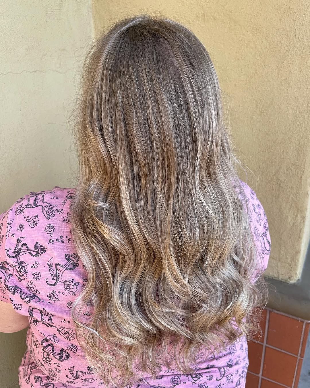 Vanilla latte ☕️ 
.
.
.
#salonmidori #hairbybrittneydubia #balayage #balayagehighlights #matrix #matriccolorsync #highlights #summerhair #summerhaircolor #blondehair #blondebalayage #curlyhair #beachwaves #balayagefirsttimer #ochairstylist #orangecounty #fullerton #haircolor #hairstyles #balayagehair #balayagedandpainted #paintedhair #summervibes