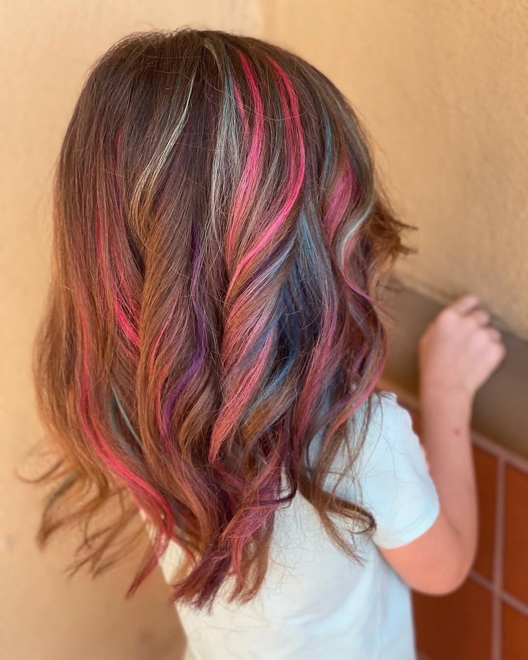 Mermaid off duty. 🧜🏻‍♀️ 
.
.
.
#mermaid #mermaidvibes #mermaidhair #mermaids #joicco #joiccocolorintensity #summer #summerhair #summervibes  #fantasyhair #coloredhair #brighthair #beachy #beachwaves #haircolor #highlights #peekaboohair #colorpop