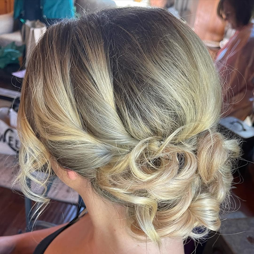 👰🏼‍♀️🤵🏼‍♂️💒🏔
.
.
.
#mammothlakes #mammothlakes #wedding #weddinghair #weddinghairstyles #hairstyles #hair #updo #updohairstyles #weddinginspiration #hairinstagram #styles #weddingseason #weddings #travel #hairideas #hairfashion #curls #blondehair #brownhair #romantic #hairgoals #prettygirls #prettyhair #prettyhairstyles