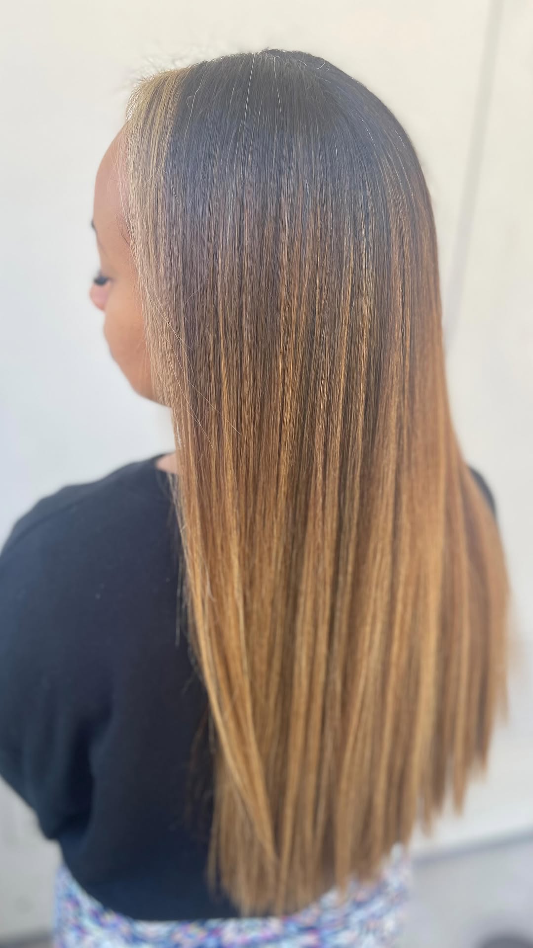 Happiness is only a hair flip away 👑
.
.
.
#hairgoals #transformation #hairinspo #hairstyles #balayage #curlyhair #balayagehighlights #hairvideo #hairtrends #hairoftheday #hairofinstagram #instahair #hairflip #matrix #olapex #framar #lightening #highlights
