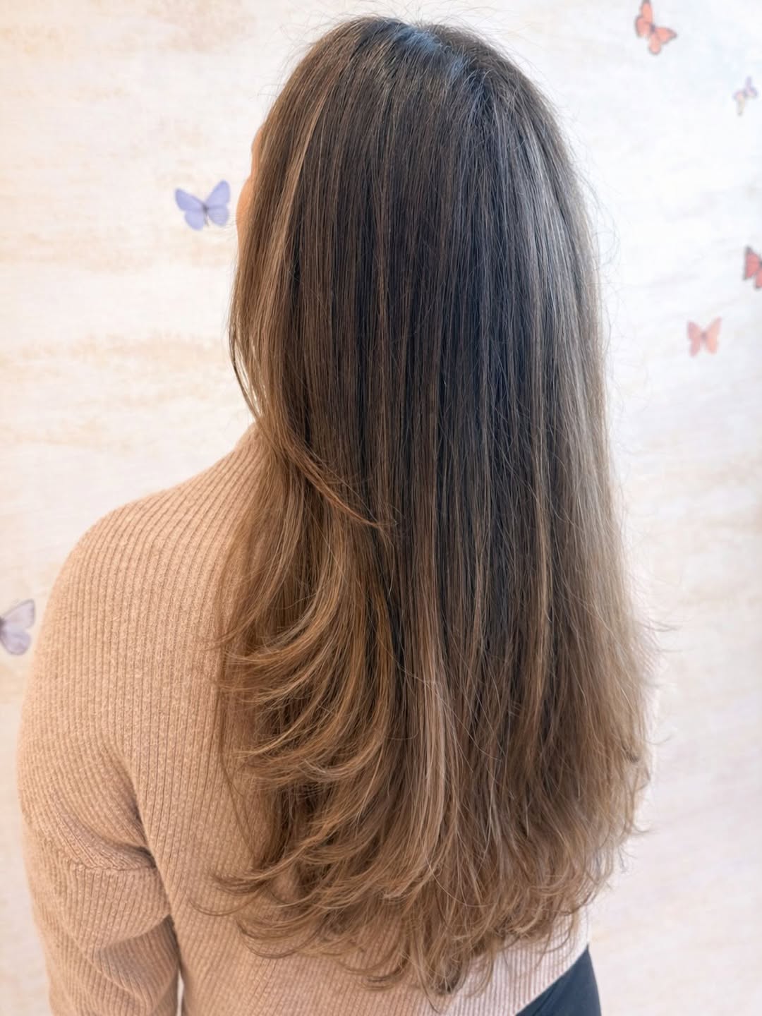 Obsessed with this soft, dimensional brunette 🤎✨

Lived-in layers + seamless blending for that effortless grow-out and natural movement. The kind of hair that looks just as good straight as it does with a little bend.

Low maintenance. High impact. 🙌

#LivedInColor #DimensionalBrunette #LongLayers #HairByBrittneyStickler