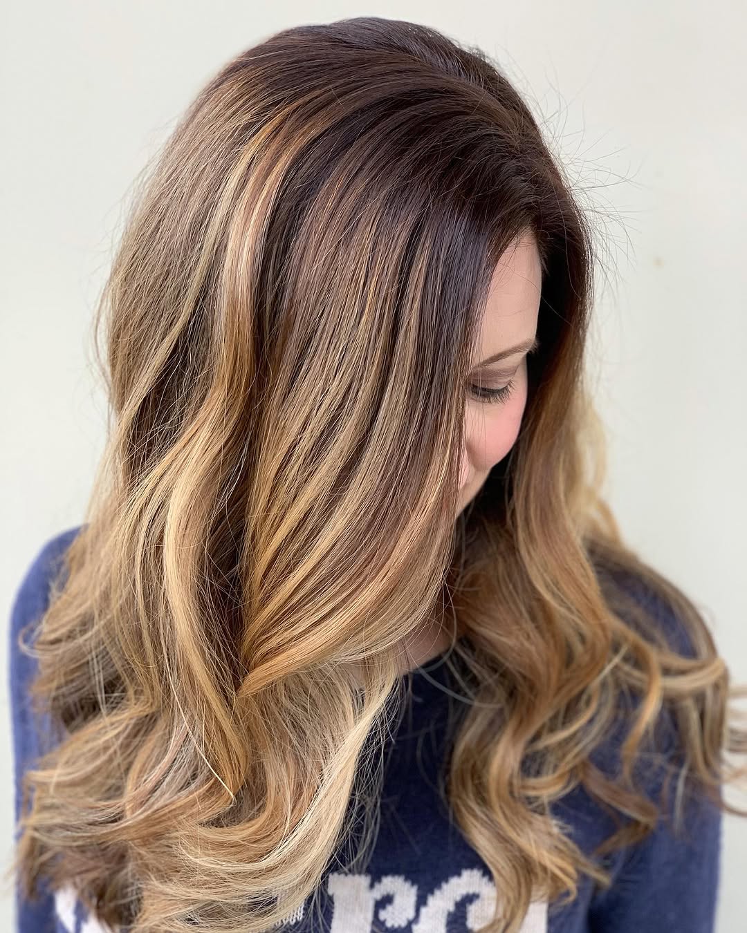Just because we’re quarantined doesn’t mean we can’t post some beautiful hair pics! 😍 Guys I miss you...I miss talking, I miss my co-workers, I miss creating! Just praying and trusting in God that this thing passes quickly! 
But back to the balayage...How beautiful is this blend!? I can’t wait to get back into the salon so we can start painting all those beautiful heads of yours & get ready for those warm spring days! Stay safe dolls! 😘 .
.
.
Painted and glazed with @matrix