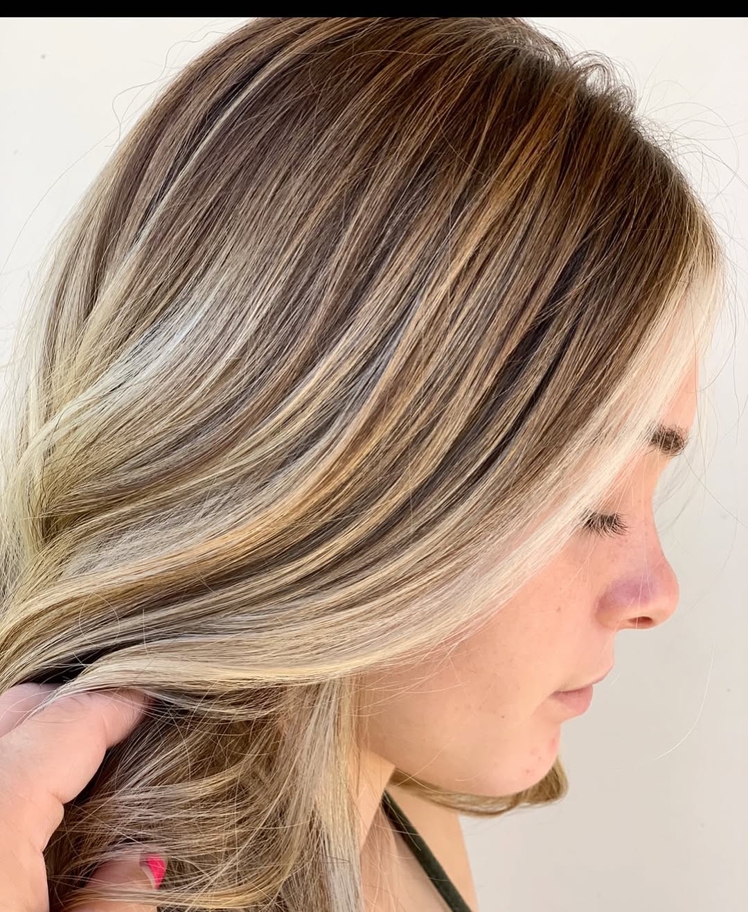 Those Seamless Blondes...🤩💫⭐️ When Peyton came to see me, well....let’s just say she has a botched balayage. 😬 Correcting those lines took work...but it was so worth it! 
Painted and Glazed with @matrix