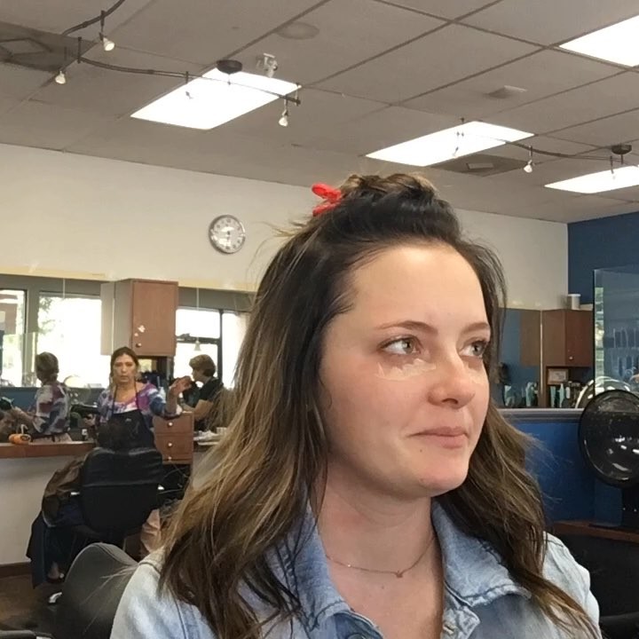 Fun Fact: I went to beauty school with the intention of being a full time makeup artist. The beauty of being a cosmetologist is...I can do both! 💁🏻‍♀️ Anything from weddings to formal dances, or if you just want to look 💣 at your company Christmas Party...I got you covered!