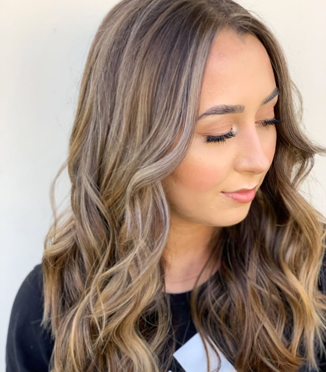 Holy Smokes! 🌬🤍 Just a tad bit obsessed with this Balayage! 

Mix of teasy & baby-lights using @matrix Light Master then
Glazed with @redken shades