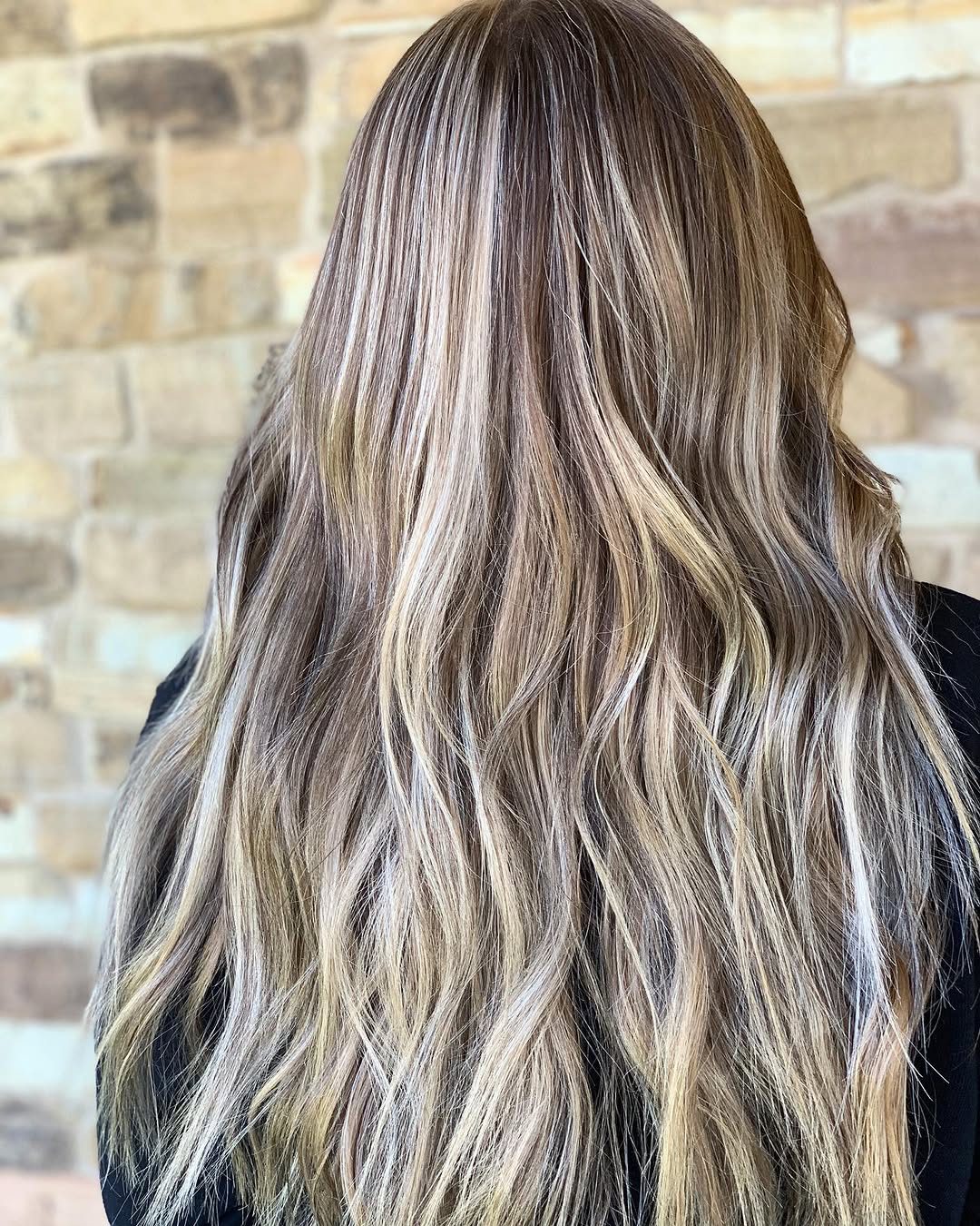 Annnnnnnd I’m obsessed! 🤩 

We’ve been lightening Kami for a couple of years now, and this time she was ready to incorporate more of her natural color. To achieve this color we literally used 3 different methods. A full highlight, baby lights, and balayage. The results were 🔥.