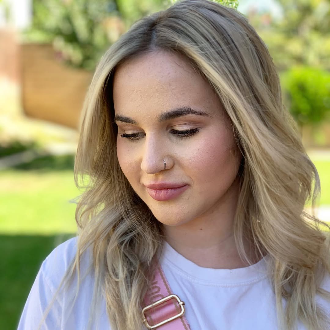 PSA: 

Almost EVERYONE lifts warms. Lemme say that again for the people in the back: Almost everyone lifts warm! That being said, Balayage may not be the method to get your hair lighter. 

Don’t get my wrong, I love painting hair...but the actual method of me achieving that ashy/platinum color may not be done with balayage. 

That’s when we introduce foilage, baby-lights in foils, & like we did with this babes hair...a full weave with a root smudge. 

Trust the process, trust your stylist, trust that I have your hair dreams and it’s health as my top priority. I’ll get you to your hair goal...but, it may be process! Stick with me baby girl, I got you! 💋 

Swipe for before —>