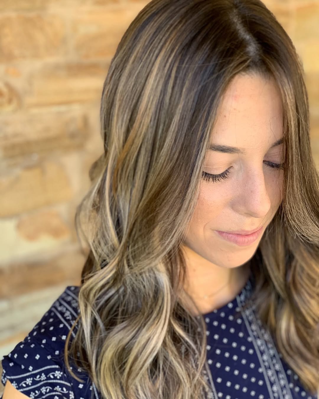 Tones on Tones. 🤎

It’s amazing what dimension a little balayage can bring! 

Foliaged w/ @matrix Light Master
Glazed w/@redken Shades 
#hairbynoellelucy
