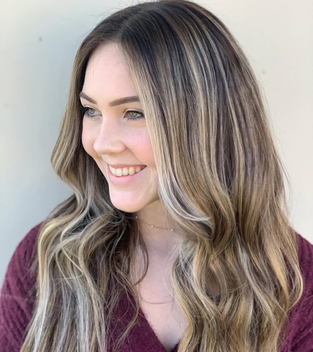 🤎A Brunette Moment🤎 with that blonde balayage poppin! 

One thing to remember when you’re “going lighter” is that one of the best ways to get that brighter look, is to place it right next to your natural color. It can add some beautiful dimension & contrast. 

Balayaged w/ @Matrix LightMaster 
Glazed w/ @Redken Shades EQ
#hairbynoellelucy