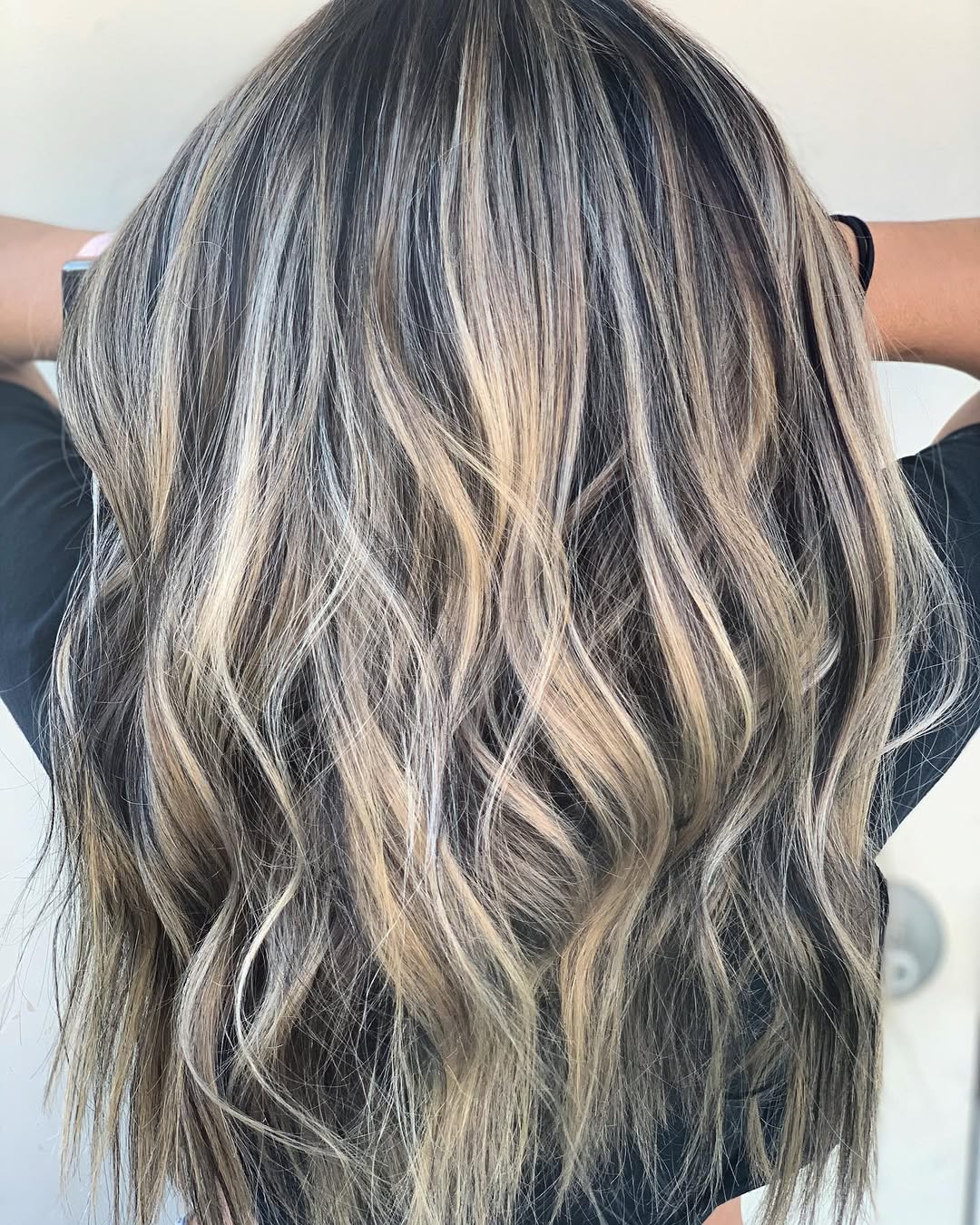 Mapping out the placement of my balayage is one of the best parts of coloring your hair. 

The art is in the details. 🎨 
Obsessed with this High contrast color. 

Painted with @matrix Light Master 
Glazed with @redken Shades EQ
#hairbynoellelucy