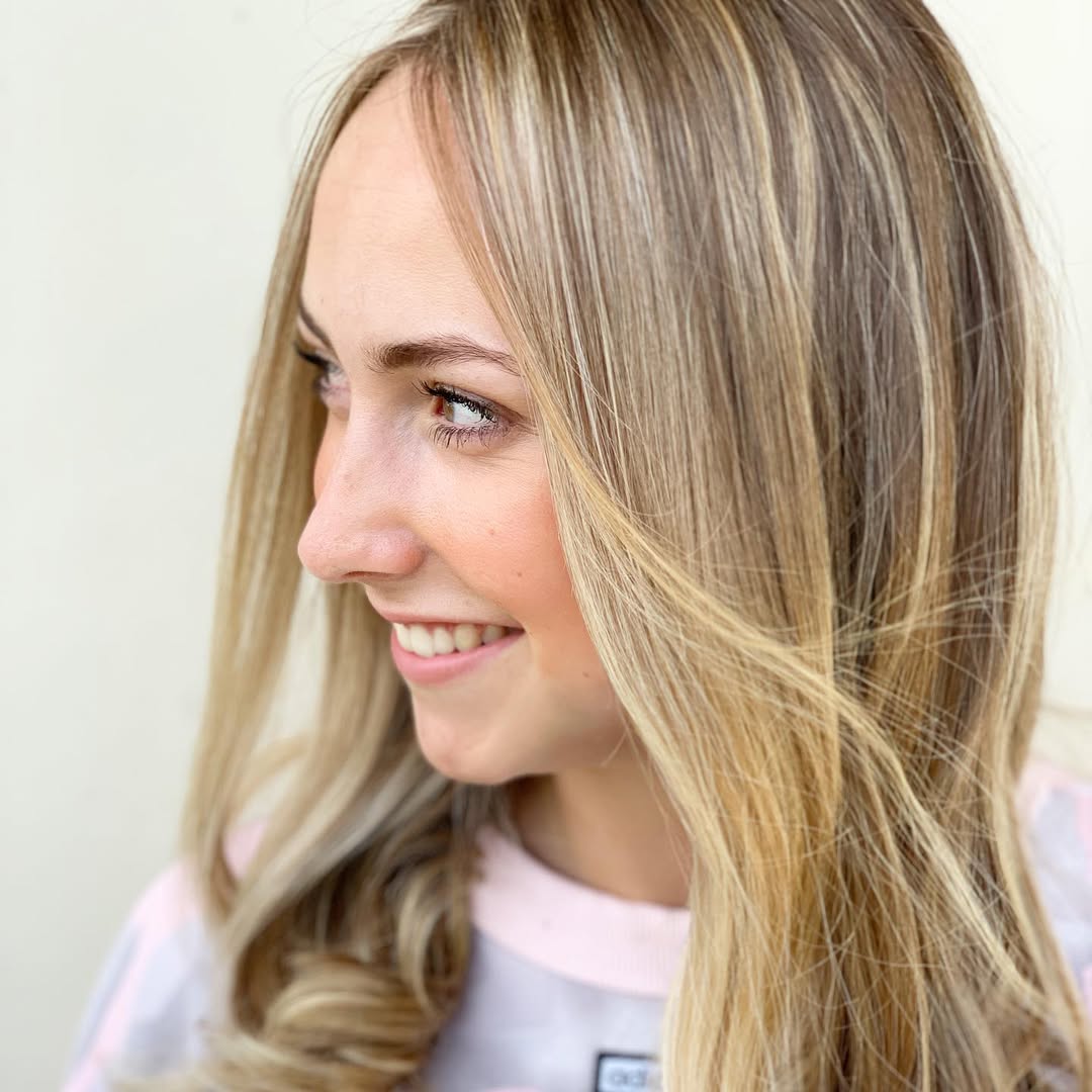 Summer Ready Balayage 🌞 

I don’t know about you but I’m counting down the days till my toes are in the sand and there’s a margarita in my hand. 😉 
In the meantime...let’s get your hair ready for those toasty days! This doll had never colored her hair before, she had never even curled it! 

I have said it once and I’ll say it again...a guest trusting me to paint their hair for the first time is ALWAYS an honor! 

Balayaged & Toned w/ @matrix