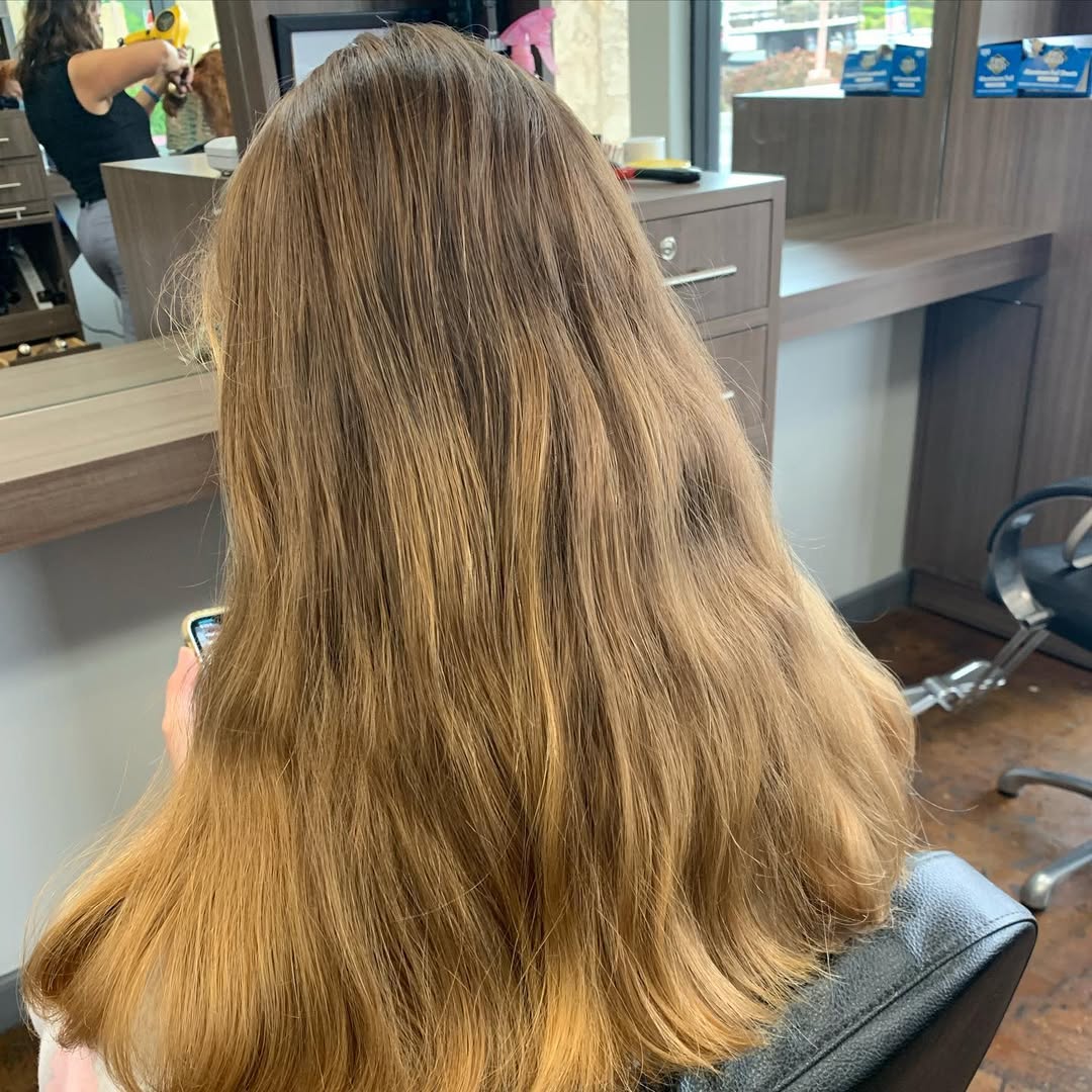 Summer Ready Balayage 🌞 

I don’t know about you but I’m counting down the days till my toes are in the sand and there’s a margarita in my hand. 😉 
In the meantime...let’s get your hair ready for those toasty days! This doll had never colored her hair before, she had never even curled it! 

I have said it once and I’ll say it again...a guest trusting me to paint their hair for the first time is ALWAYS an honor! 

Balayaged & Toned w/ @matrix