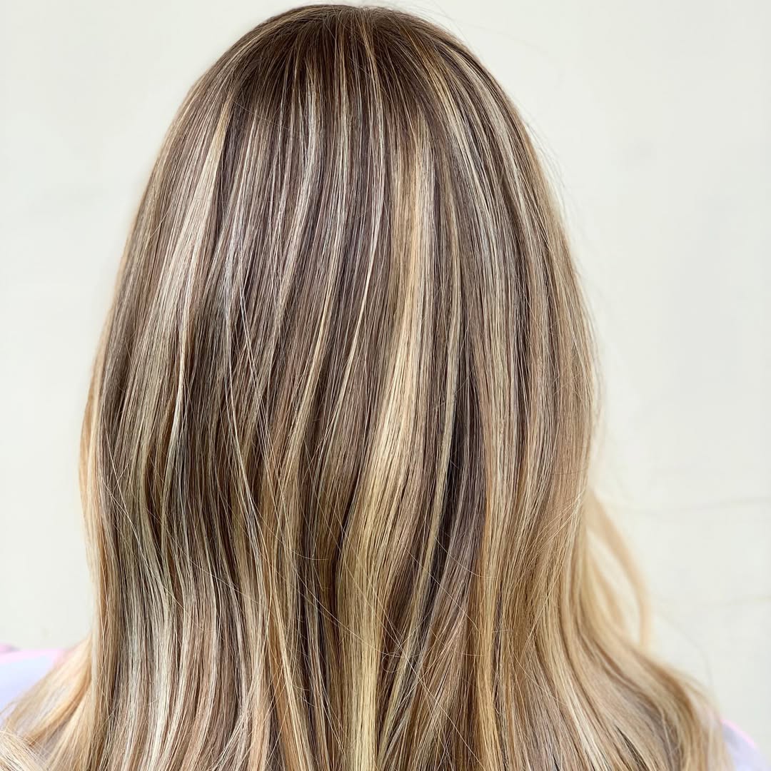 Even when your hair isn’t naturally
Kissed but the sun…we can make it look that way. 😘😉🌞

Summer ain’t over ladies! 

Foilaged with @matrix 
Glazed with @redken