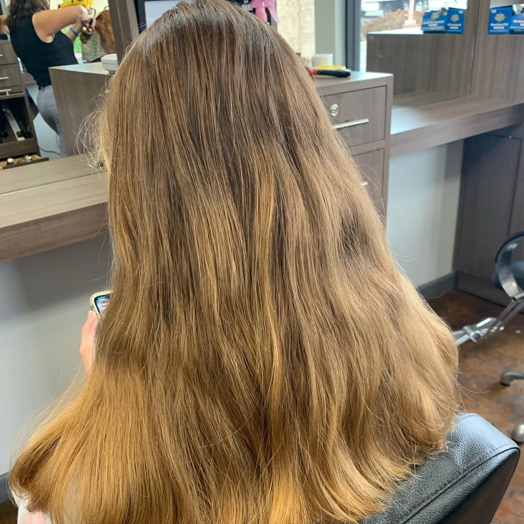 Even when your hair isn’t naturally
Kissed but the sun…we can make it look that way. 😘😉🌞

Summer ain’t over ladies! 

Foilaged with @matrix 
Glazed with @redken